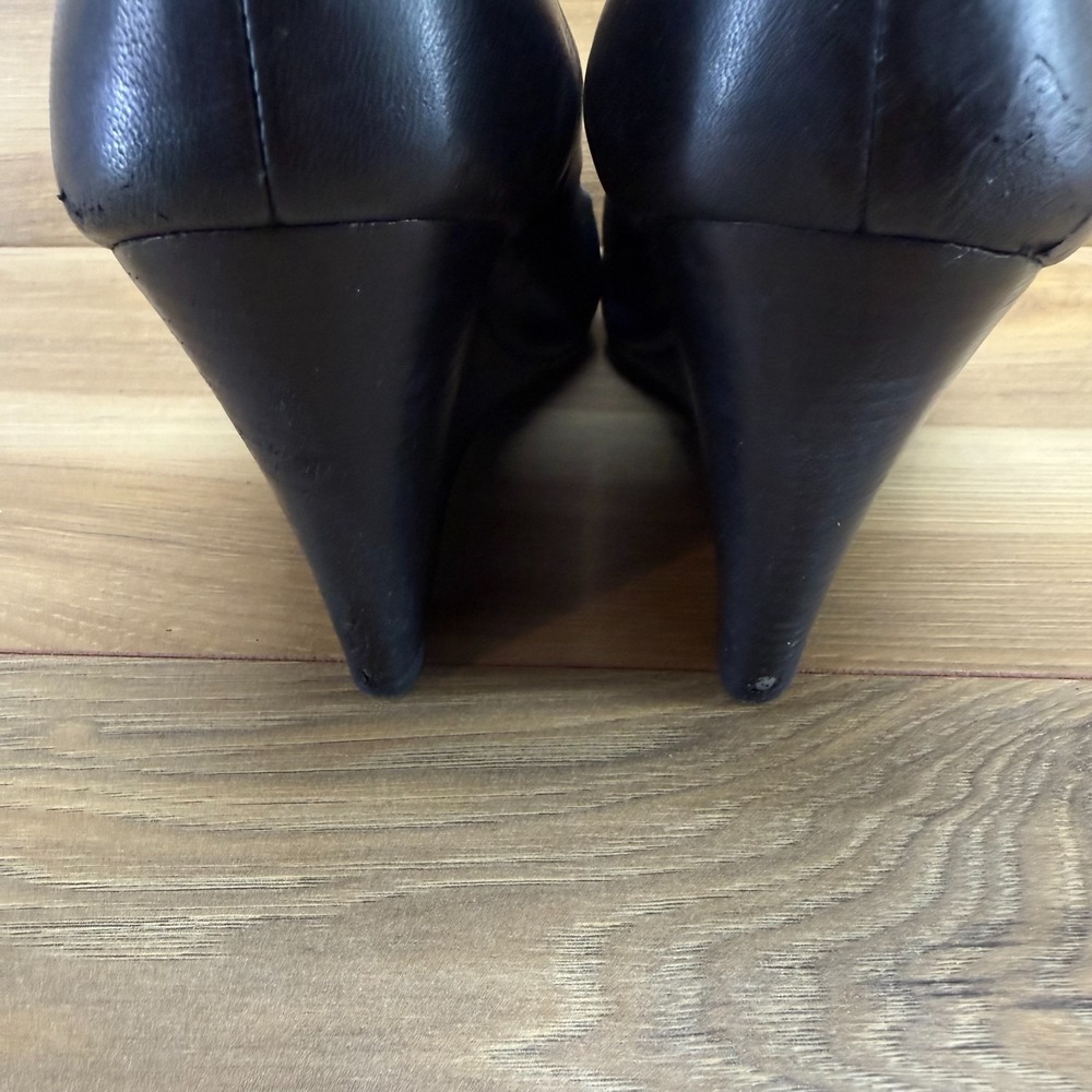 Tory Burch Chelsea Wedge Pump 8.5 M Black Leather Gold Logo Office Modern Church - Picture 7 of 11